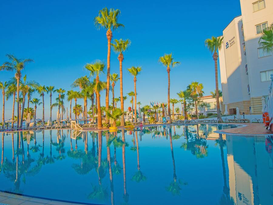 Una piscina techada, una piscina al aire libre de temporada, sombrillas