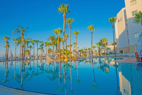 Una piscina techada, una piscina al aire libre de temporada, sombrillas. Anastasia Waterpark Beach Resort