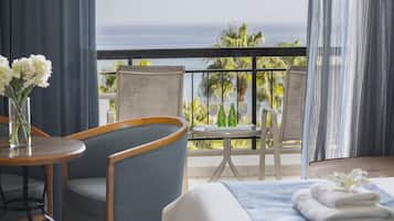 Klassieke kamer, 1 twee- of 2 eenpersoonsbedden, 1 slaapkamer, balkon, uitzicht op zee | Een minibar, een bureau, verduisterende gordijnen, geluiddichte muren
