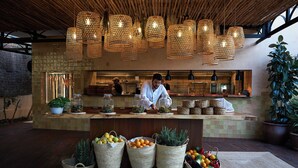 3 restauranter: frokost og lunsj serveres