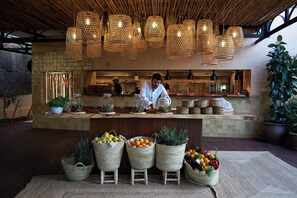 3 restaurants servant le petit déjeuner, spécialités Cuisine laotienne