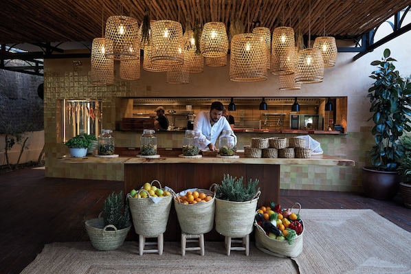3 restaurants; breakfast and lunch served 
