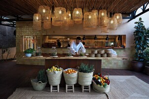 3 间餐厅，供应早餐和午餐，老挝菜