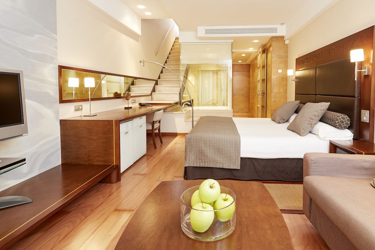 Junior Suite, Jetted Tub (Prestige Solarium) | Premium bedding, down comforters, minibar, in-room safe