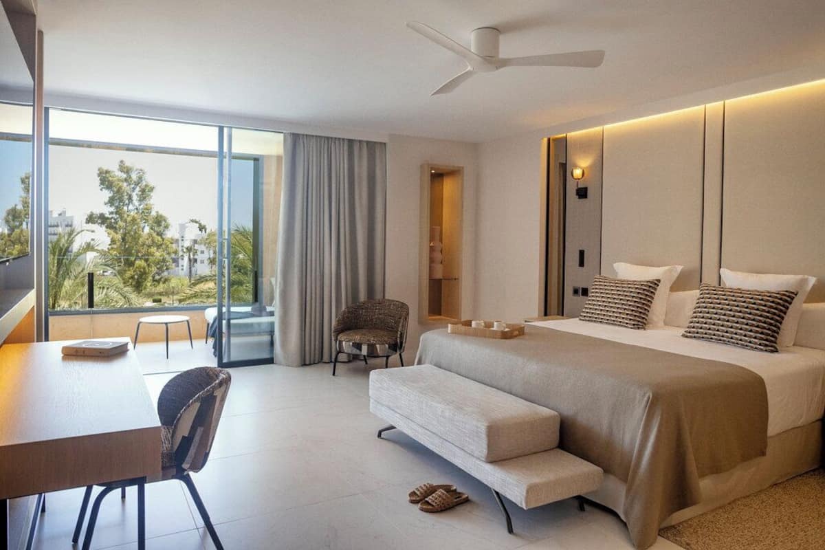Suite Luxe, plusieurs lits, terrasse | Salle de bain | Ensemble douche/baignoire, baignoire relaxante profonde