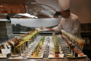 3 restaurants servant le petit déjeuner et le déjeuner