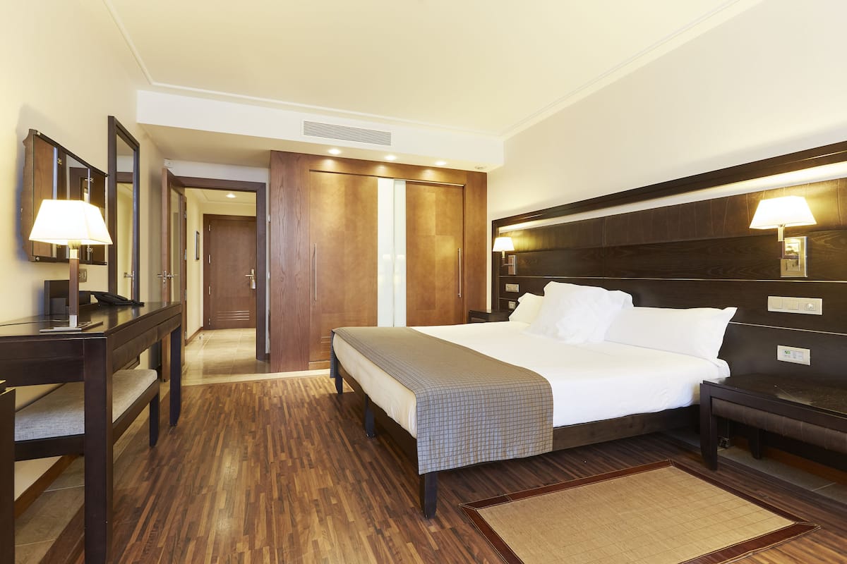 Premium bedding, down comforters, minibar, in-room safe