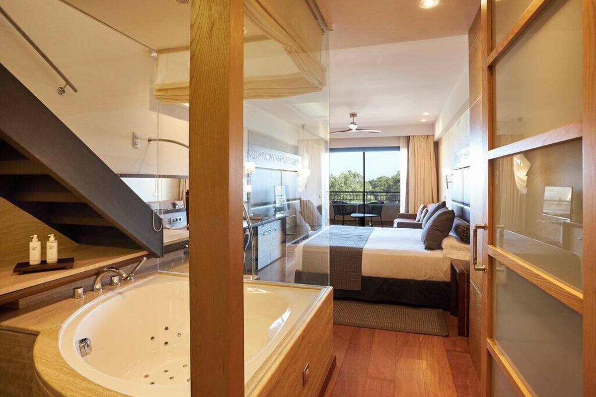 Suite – premium, massasjebadekar (Prestige Solarium) | Sengetøy av topp kvalitet, dundyner, minibar og safe på rommet