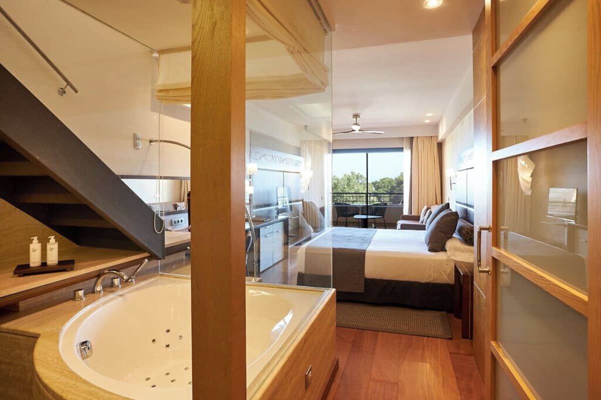 Suite Premium, baignoire à jets (Prestige Solarium) | Literie de qualité supérieure, couette en duvet d'oie, minibar