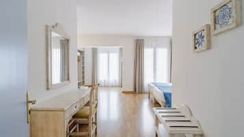 Superior-dobbeltværelse - balkon | Opholdsområde | Fladskærms-tv