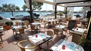 Se sirven desayunos y cocina mediterránea (con vistas a la playa)