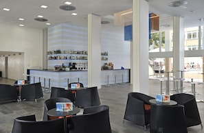 Bar junto a la piscina