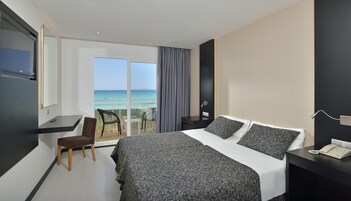 Escritorio, cortinas blackout y sistema de insonorización 