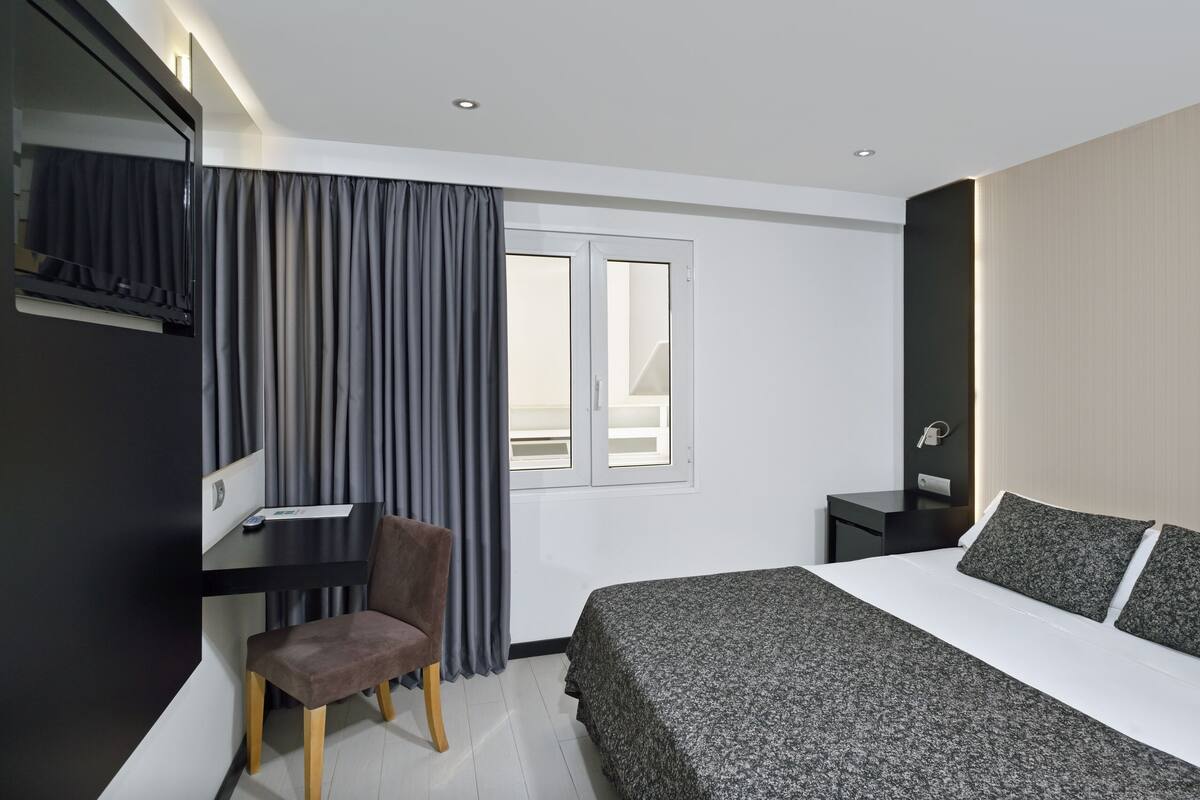 Schreibtisch, Verdunkelungsvorhänge, schallisolierte Zimmer