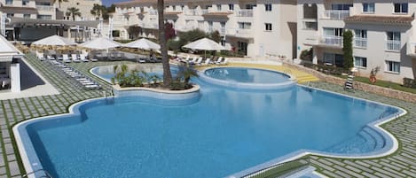 3 udendørs pools, parasoller, liggestole