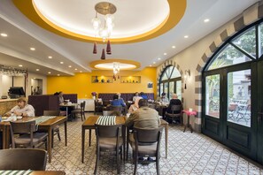 Free buffet breakfast 