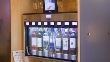 Una máquina dispensadora de vino con varias botellas.