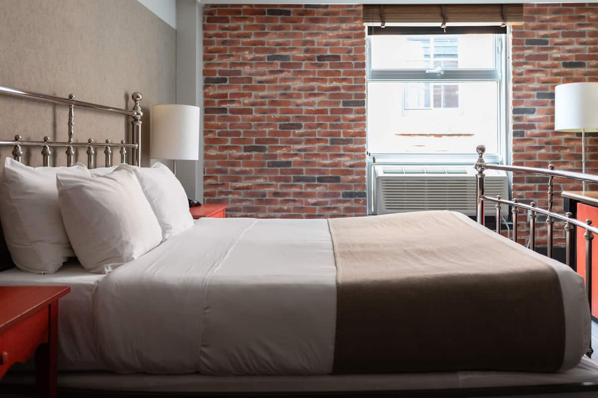 Habitación estándar, 1 cama Queen size | Ropa de cama de alta calidad, camas con pillow-top y cortinas blackout 