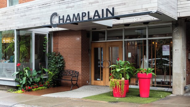 A building with a sign reading 'Champlain.' - Hôtel Champlain Vieux Québec (Québec City)