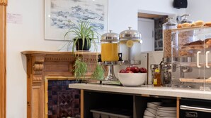 A kitchen counter with a coffee machine, a fruit bowl, and a coffee station. - Hôtel Champlain Vieux Québec (Québec City)