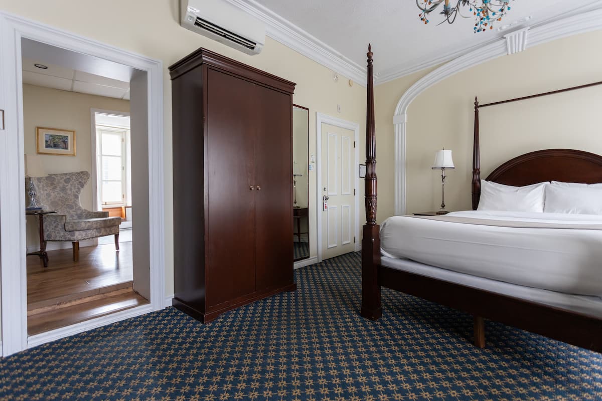 Superior room, 1Queen bed (without elevator access) | 1 bedroom, premium bedding, pillowtop beds, individually decorated
