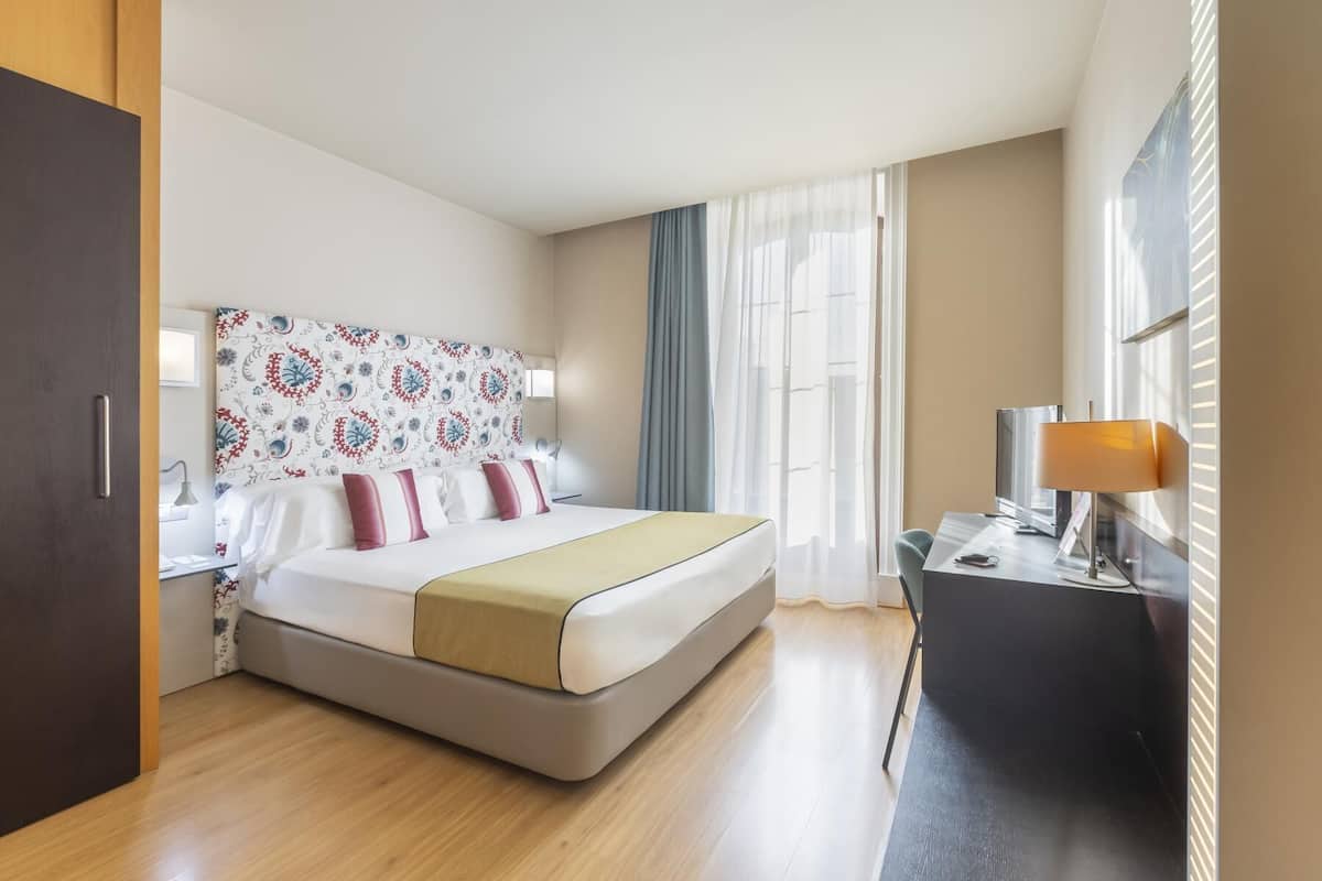 twin room, 2 single beds | 1 bedroom, down duvets, minibar, in-room safe