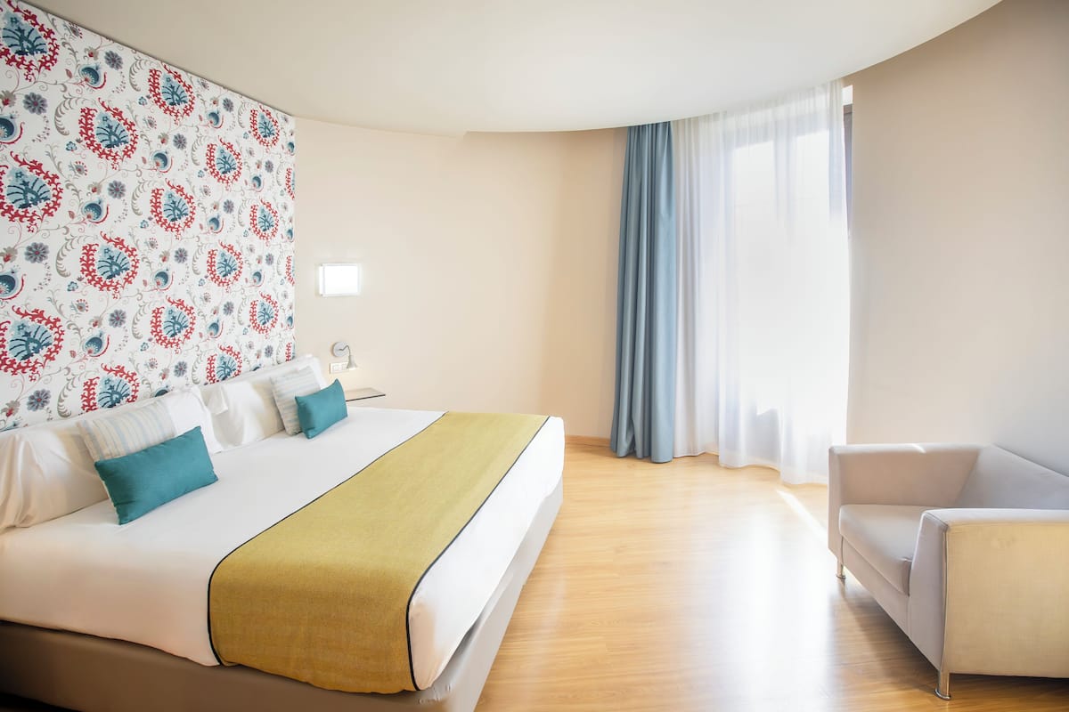 Down comforters, minibar, in-room safe, desk