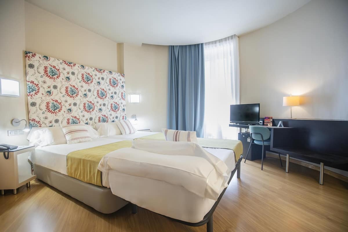 Dobbelt- eller tomannsrom – standard (with extra bed) | Dundyner, minibar, safe på rommet og skrivebord