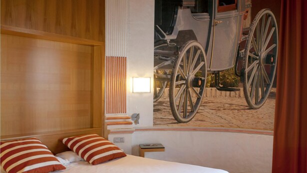 Suite | Dundyner, minibar, safe på rommet og skrivebord