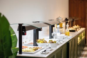 Tägliches Frühstücksbuffet gegen Gebühr