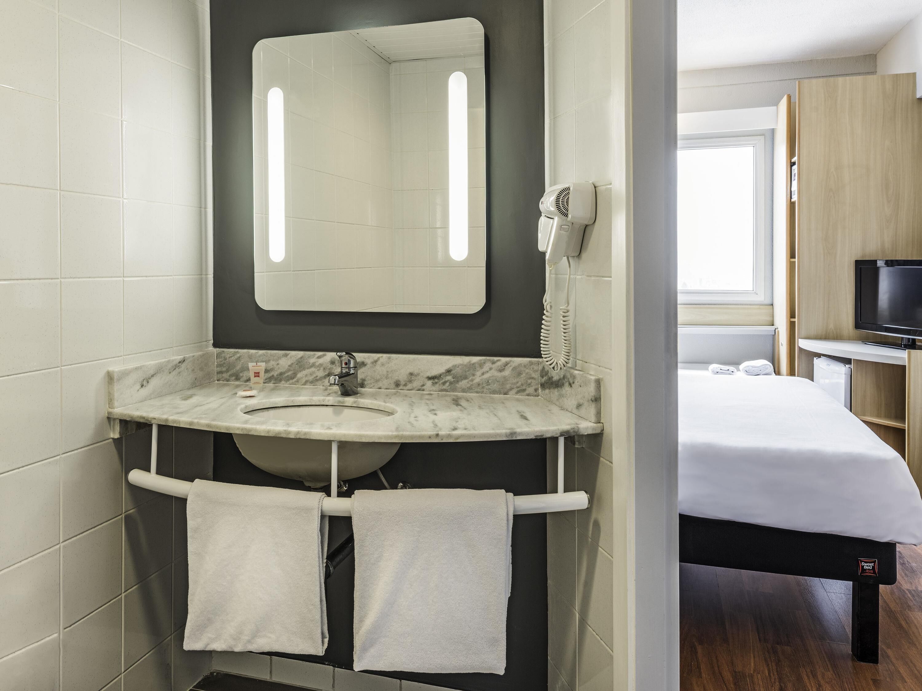 Room, 1 Double Bed | Hypo-allergenic bedding, minibar, in-room safe, desk