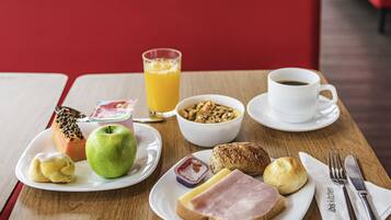 Desayuno buffet (BRL 48 por persona)