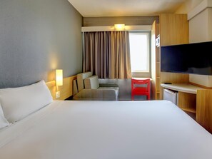 Kamer, 1 tweepersoonsbed met slaapbank | Hypoallergeen beddengoed, een minibar, een kluis op de kamer, een bureau