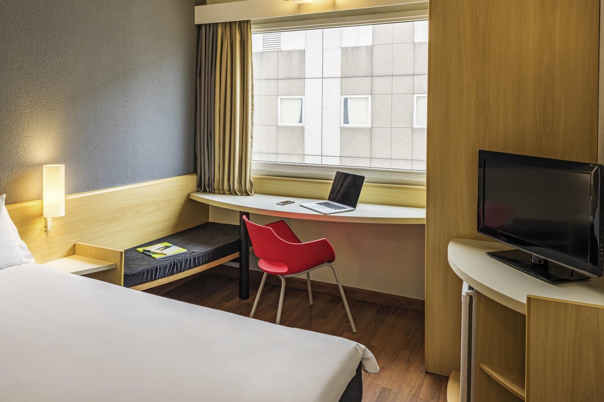 Hypo-allergenic bedding, minibar, in-room safe, desk