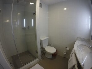 Een douche, milieuvriendelijke toiletartikelen, een haardroger