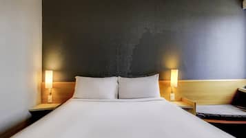Quarto, 1 cama de casal | Roupas de cama antialérgicas, frigobar, cofres nos quartos, escrivaninha