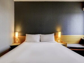 Kamer, 1 tweepersoonsbed | Hypoallergeen beddengoed, een minibar, een kluis op de kamer, een bureau