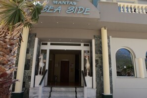 Property entrance - Mantas Seaside Boutique Hotel (Loutraki-Agioi Theodoroi)