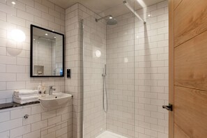 Shower, free toiletries, hair dryer, towels - The Park Hotel (Teddington)