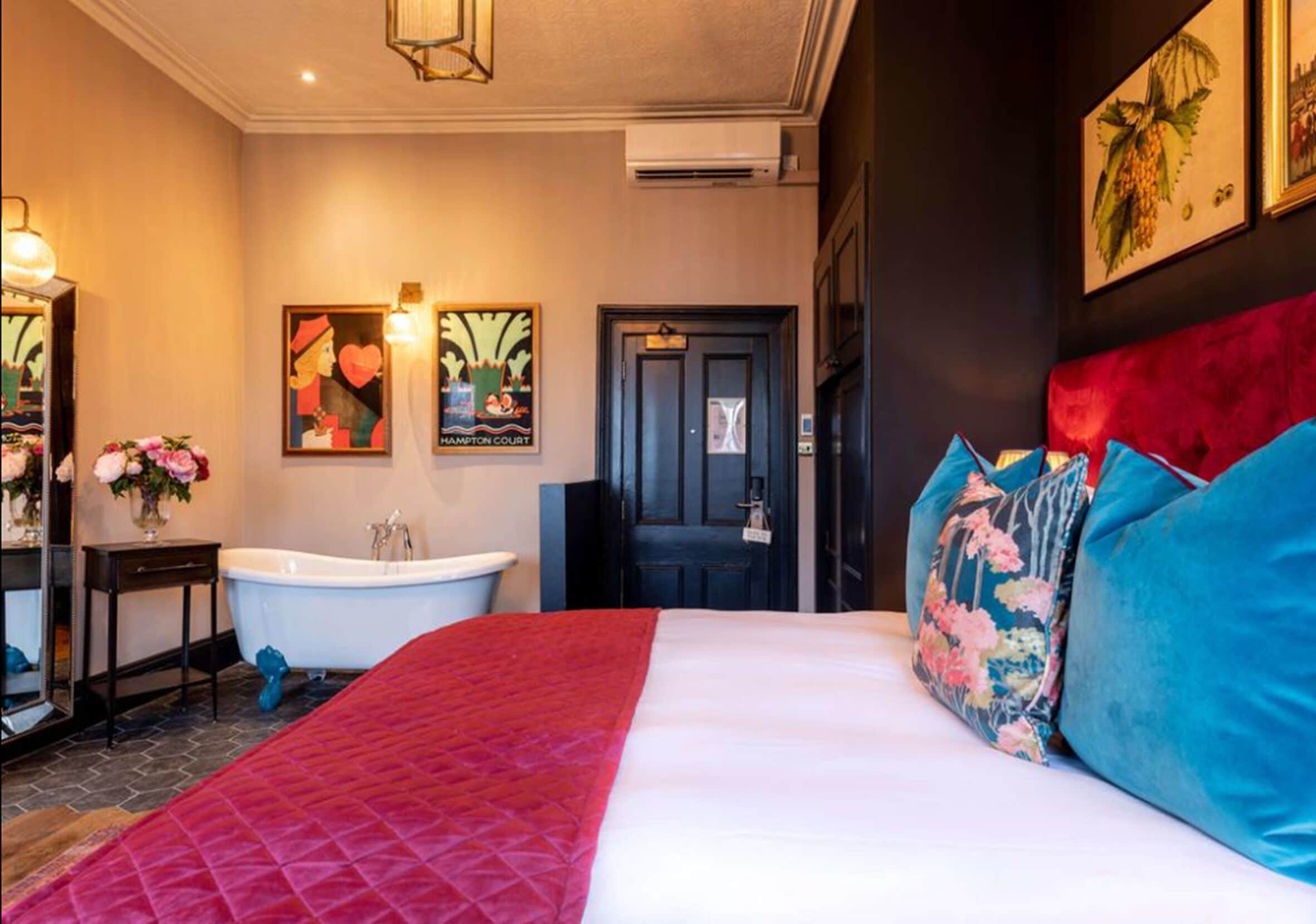 suite, 1 queen bed | desk, iron/ironing board, free wifi, bed sheets