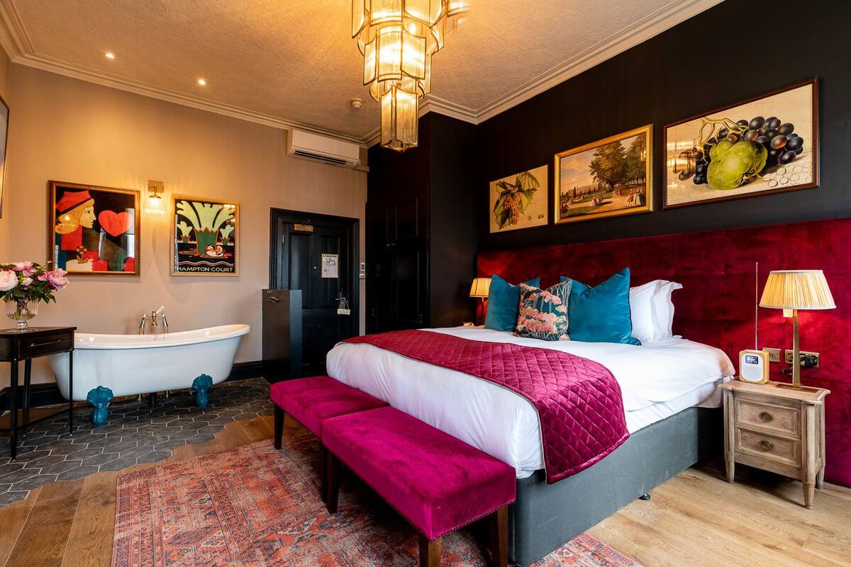 Desk, iron/ironing board, WiFi (free), bed sheets