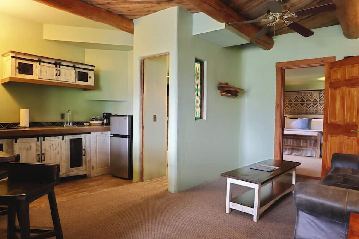 Standard Queen Suite | Living area
