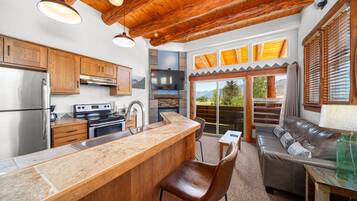 LoCha King Suite | Living area | Books