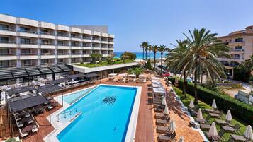 Indoor pool, 2 outdoor pools