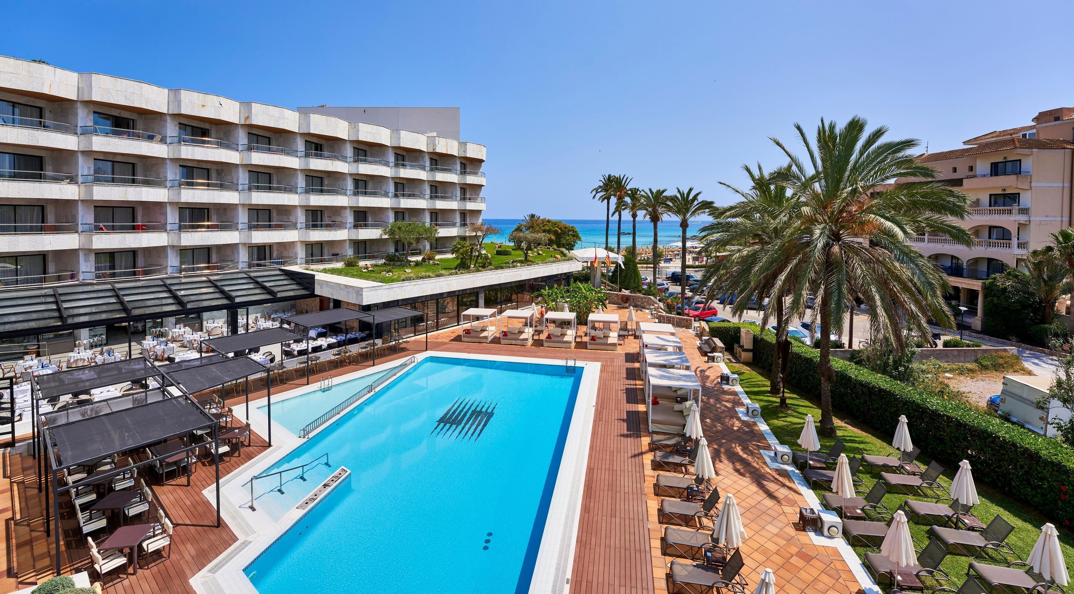 Indoor pool, 2 outdoor pools