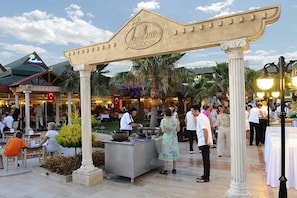 Outdoor dining - Incekum Beach Resort (Alanya)
