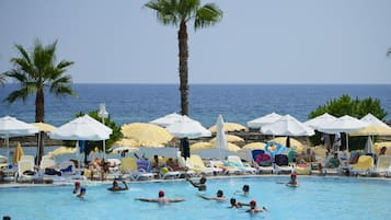 Indendørs pool, sæsonbestemt udendørs pool, parasoller, liggestole