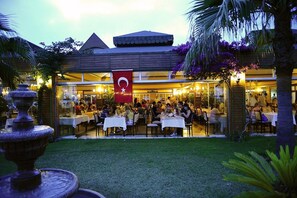 2 restaurantes; se sirven desayunos, almuerzos, cenas y marisco
