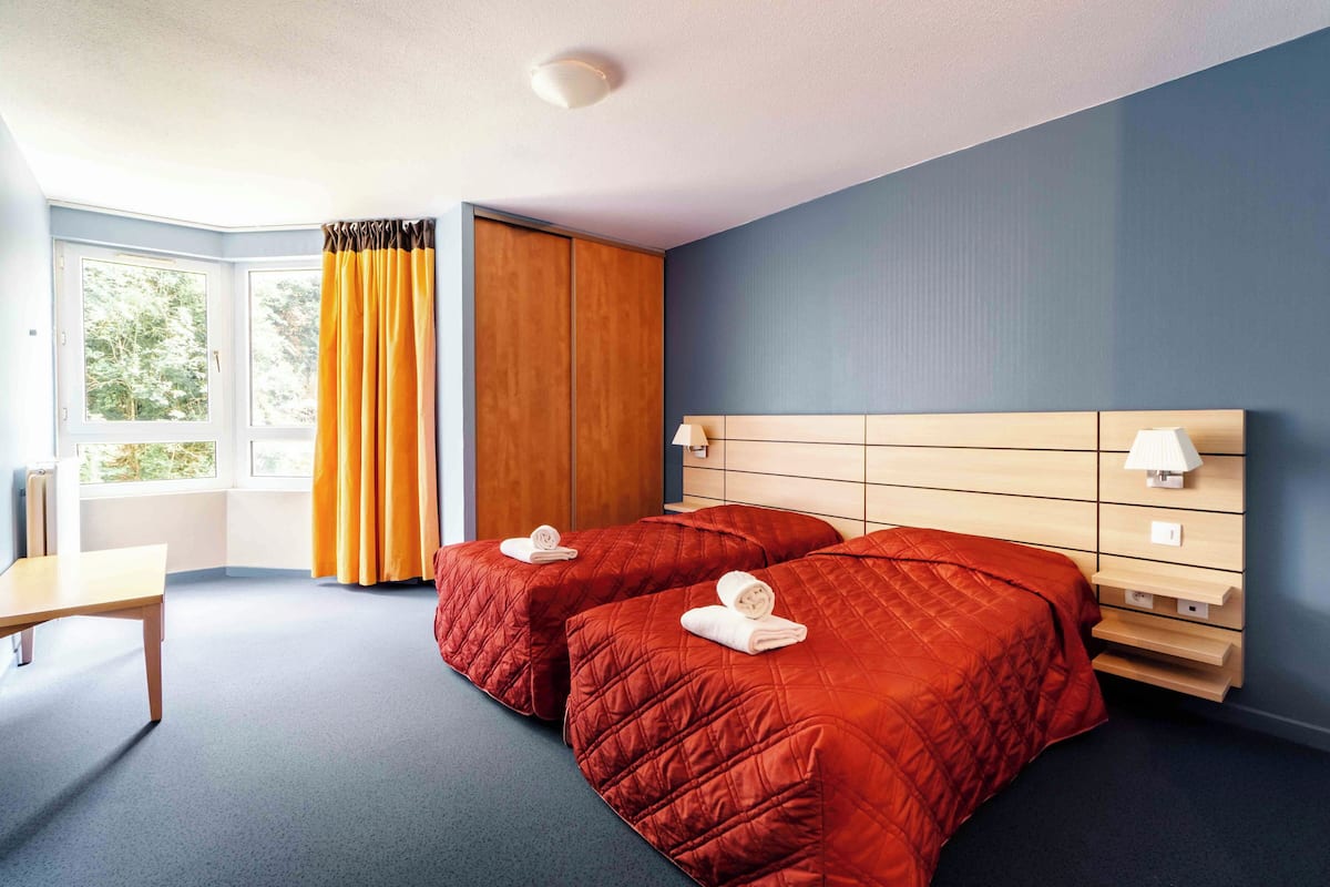 Apartment for 5 | Soundproofing, free WiFi, bed sheets, alarm clocks