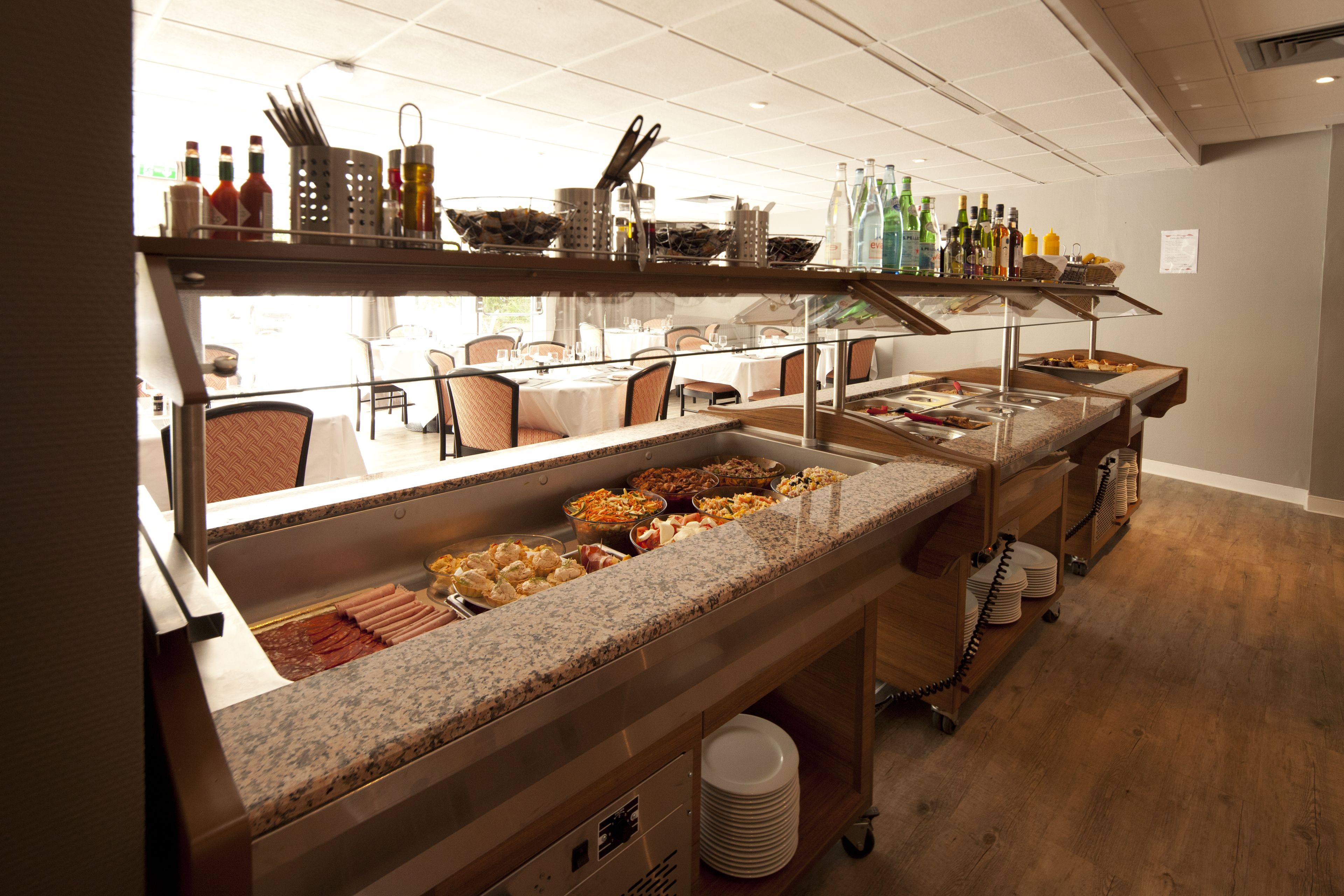 Phục vụ bữa sáng 